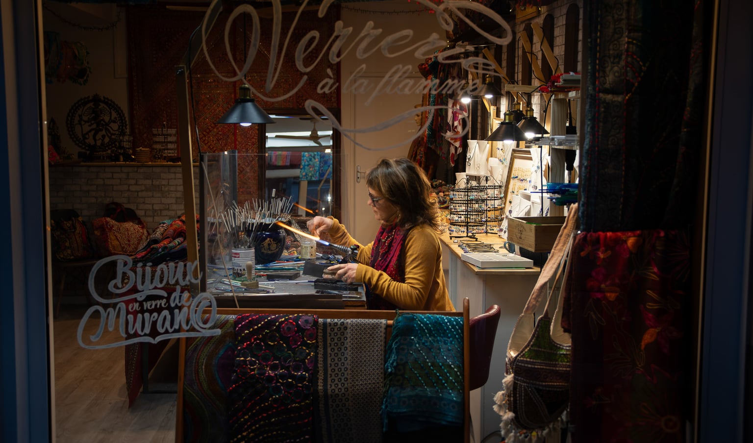 Gwenaelle Le Polles, photographie reportage d'une artisane fileuse de verre