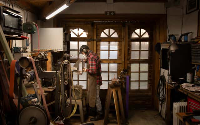 Photo reportage métier de l'Atelier Altaïr coutellerie en fond