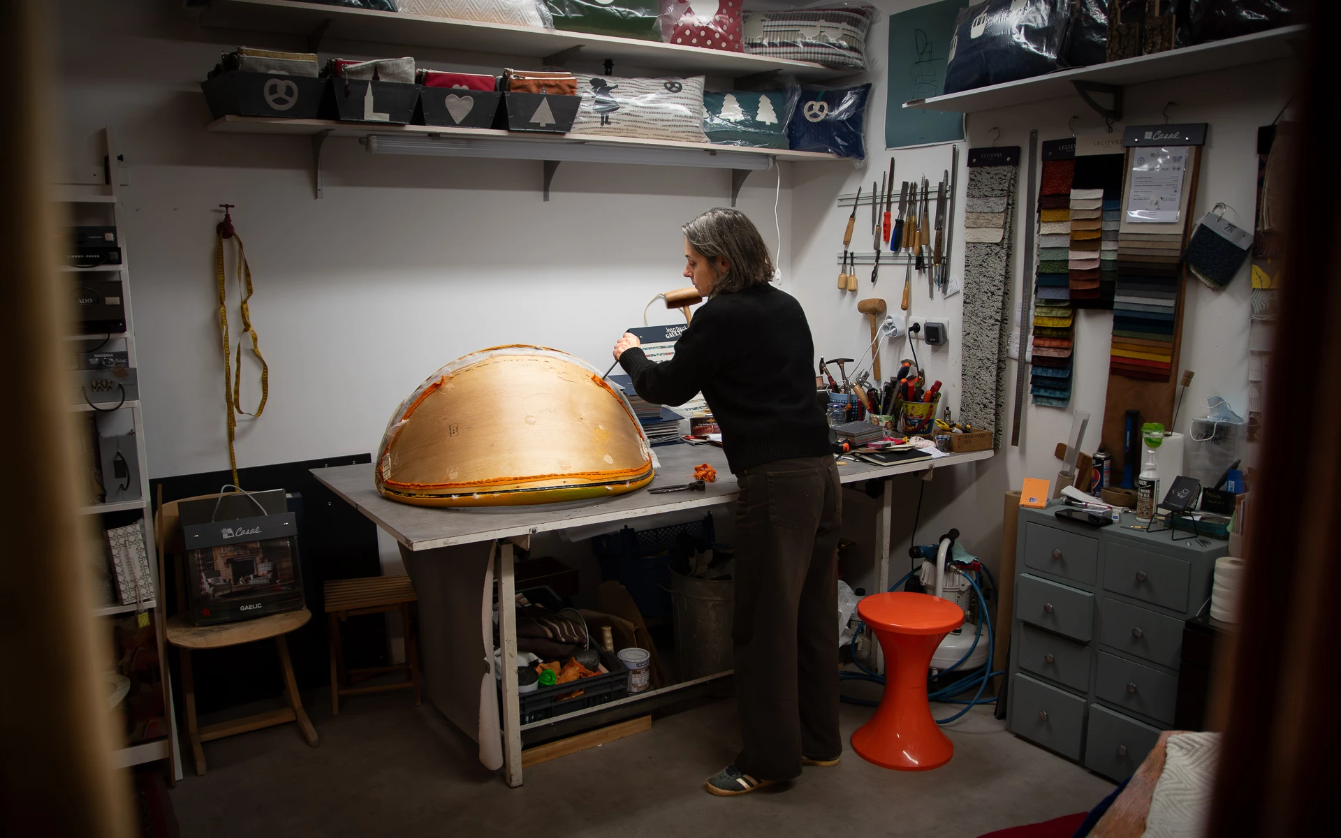 Reportage métier, portrait professionnel d'une artisane tapissière dans son atelier
