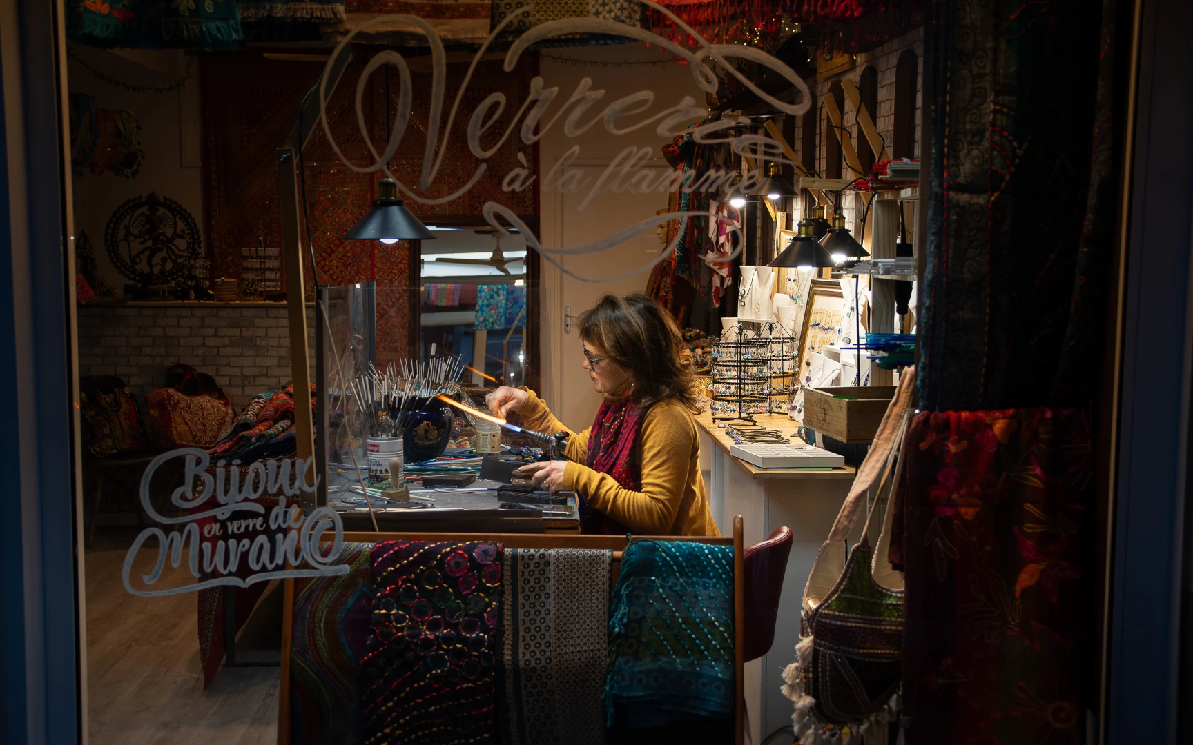 Portrait professionnel d'une fileuse de verre artisane pour exemple du forfait de reportage artistique