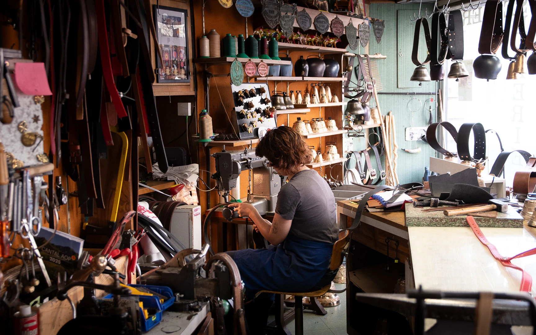 Reportage métier dans son atelier, portrait professionnel d'une bourrelière dans son atelier